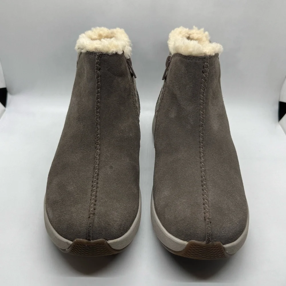 Clarks Wave 2.0 Alp Taupe Suede Sherpa Ankle Boots Booties Size 8.5 M